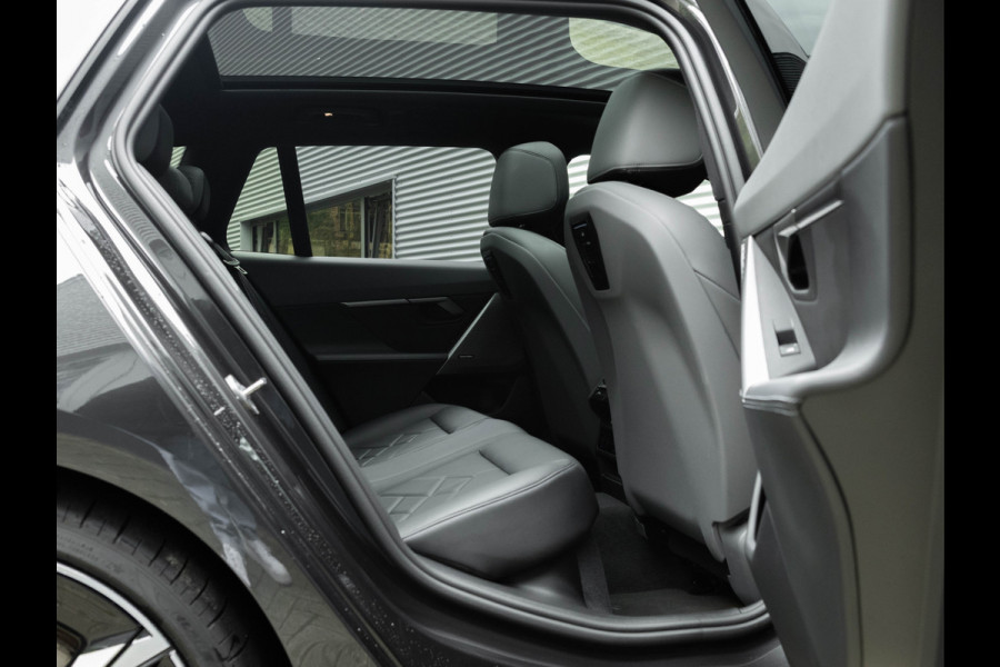 BMW i5 Touring M60 xDrive - Pano - Trekhaak - Driving Ass Prof - Onderstel Prof - Harman Kardon