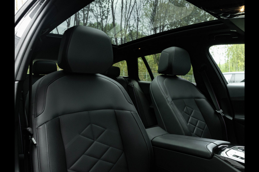 BMW i5 Touring M60 xDrive - Pano - Trekhaak - Driving Ass Prof - Onderstel Prof - Harman Kardon