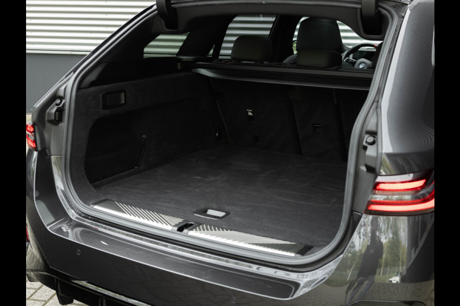 BMW i5 Touring M60 xDrive - Pano - Trekhaak - Driving Ass Prof - Onderstel Prof - Harman Kardon