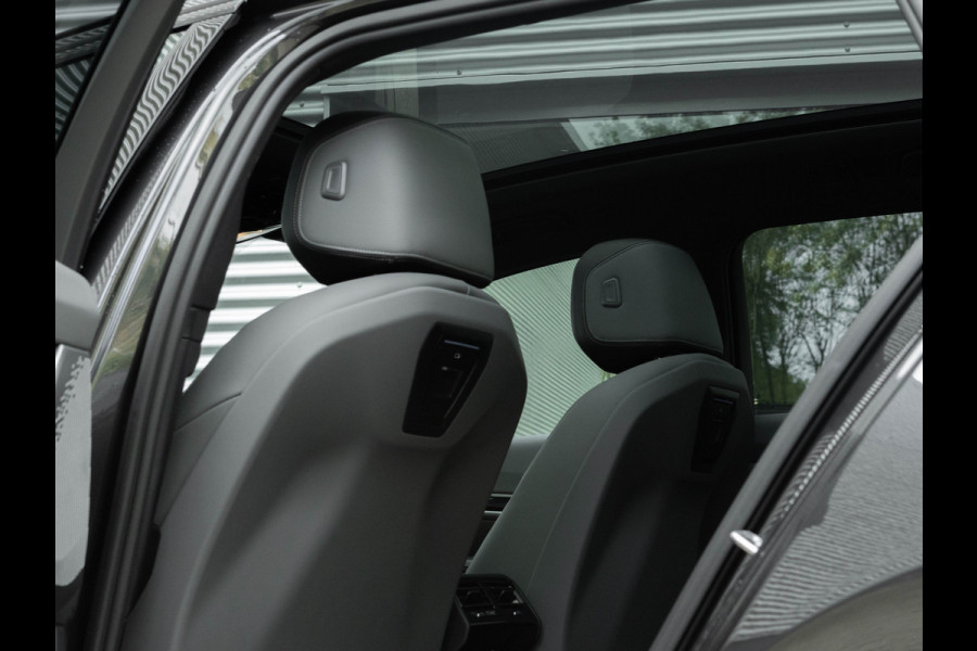 BMW i5 Touring M60 xDrive - Pano - Trekhaak - Driving Ass Prof - Onderstel Prof - Harman Kardon