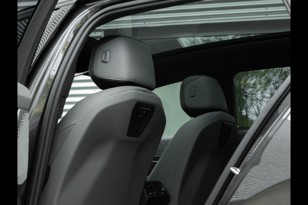 BMW i5 Touring M60 xDrive - Pano - Trekhaak - Driving Ass Prof - Onderstel Prof - Harman Kardon