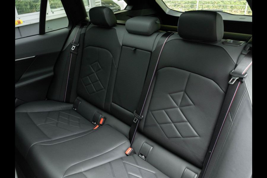 BMW i5 Touring M60 xDrive - Pano - Trekhaak - Driving Ass Prof - Onderstel Prof - Harman Kardon