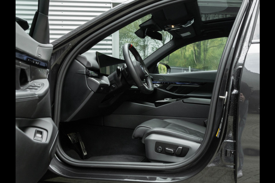BMW i5 Touring M60 xDrive - Pano - Trekhaak - Driving Ass Prof - Onderstel Prof - Harman Kardon