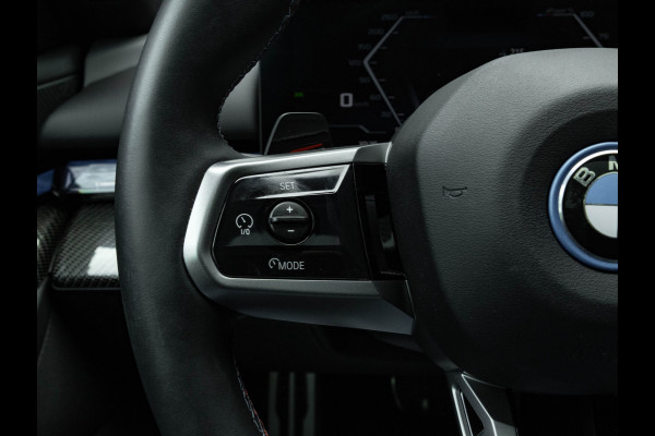 BMW i5 Touring M60 xDrive - Pano - Trekhaak - Driving Ass Prof - Onderstel Prof - Harman Kardon