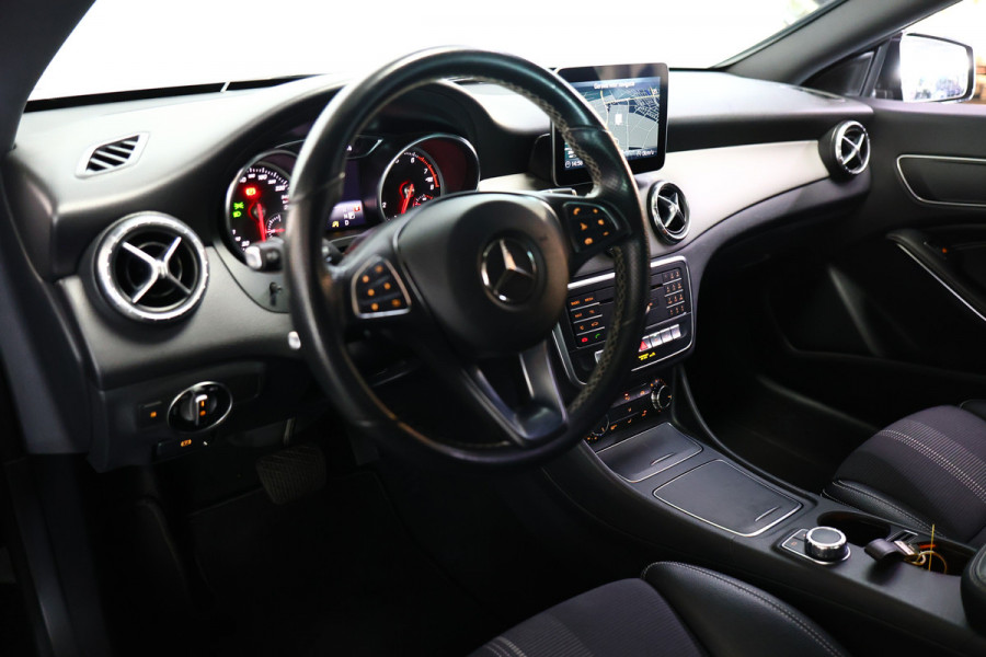 Mercedes-Benz CLA-Klasse 180 Business Solution AMG LED NAVI AIRCO PDC STOELVW BT '17