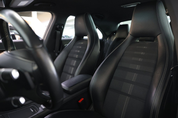 Mercedes-Benz CLA-Klasse 180 Business Solution AMG LED NAVI AIRCO PDC STOELVW BT '17