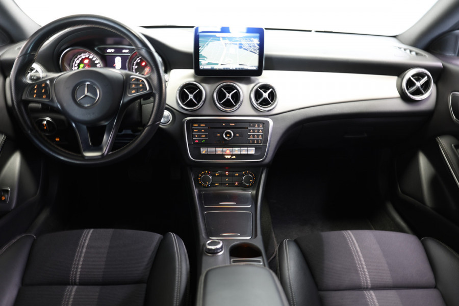 Mercedes-Benz CLA-Klasse 180 Business Solution AMG LED NAVI AIRCO PDC STOELVW BT '17