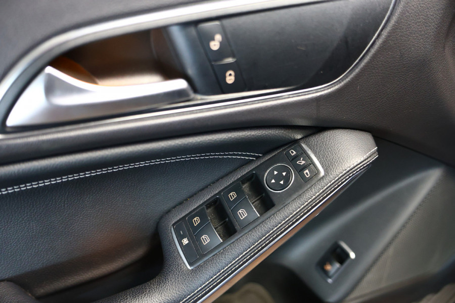 Mercedes-Benz CLA-Klasse 180 Business Solution AMG LED NAVI AIRCO PDC STOELVW BT '17