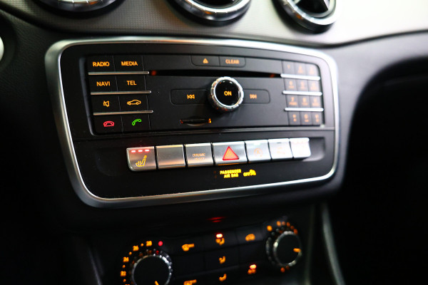 Mercedes-Benz CLA-Klasse 180 Business Solution AMG LED NAVI AIRCO PDC STOELVW BT '17