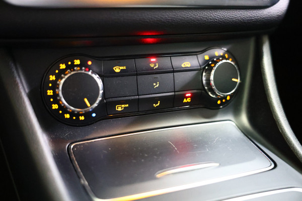 Mercedes-Benz CLA-Klasse 180 Business Solution AMG LED NAVI AIRCO PDC STOELVW BT '17