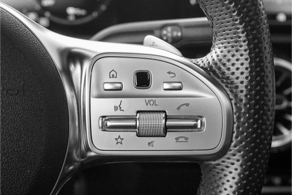 Mercedes-Benz CLA-Klasse 250 e Premium AMG Night Pano Camera Distronic 19"
