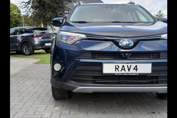 Toyota RAV4 2.5 Hybrid AWD Energy Plus | JBL, Trekhaak, Navigatie, Leer, Stoelverwarming, Geheugenfunctie, 360 Camera, 1.650KG Trekgewicht Toyota RAV4 2.5 Hybrid AWD Energy Plus | JBL, Trekhaak, Navigatie, Leer, Stoelverwarming, Geheugenfunctie, 360 Camera, 1.650KG Trekgewicht