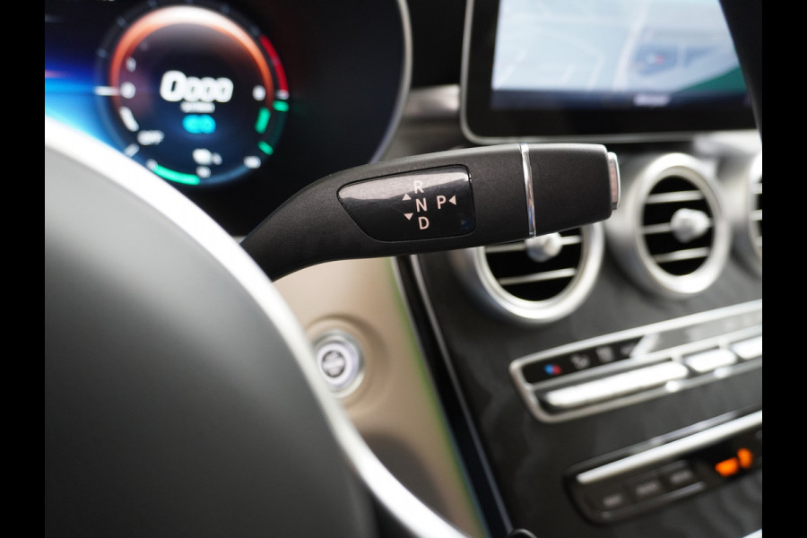 Mercedes-Benz C-Klasse Estate 300e PHEV Hybrid Automaat Leder Virtual Cockpit Apple Carplay Android Auto Adaptive-Cruise Lane-Assist High Performance-L Keyless Dual-Ecc Distronic+ Rijassistentiepakket Park-Assist Verkeersbord-Herkenning Origineel Nederlandse Auto Nieuwprijs €59.000 320PK 700Nm Koppel