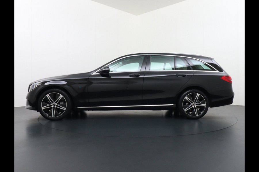 Mercedes-Benz C-Klasse Estate 300e PHEV Hybrid Automaat Leder Virtual Cockpit Apple Carplay Android Auto Adaptive-Cruise Lane-Assist High Performance-L Keyless Dual-Ecc Distronic+ Rijassistentiepakket Park-Assist Verkeersbord-Herkenning Origineel Nederlandse Auto Nieuwprijs €59.000 320PK 700Nm Koppel