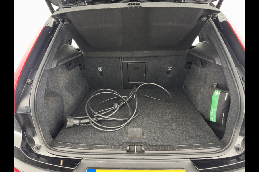 Volvo XC40 Recharge P8 AWD R-Design [ 3-Fase ] { SOH-89%} (INCL-BTW) *PANO | LEATHER-ALCANTARA | DIGI-COCKPIT | FULL-LED | PREMIUM-AUDIO | CARPLAY | KEYLESS | NAVI-FULLMAP | ECC | PDC | HEATED-SPORTSEATS | BLIS | PRIVACY-GLASS | 19''ALU*