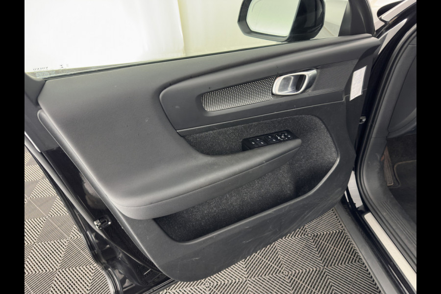 Volvo XC40 Recharge P8 AWD R-Design [ 3-Fase ] { SOH-89%} (INCL-BTW) *PANO | LEATHER-ALCANTARA | DIGI-COCKPIT | FULL-LED | PREMIUM-AUDIO | CARPLAY | KEYLESS | NAVI-FULLMAP | ECC | PDC | HEATED-SPORTSEATS | BLIS | PRIVACY-GLASS | 19''ALU*