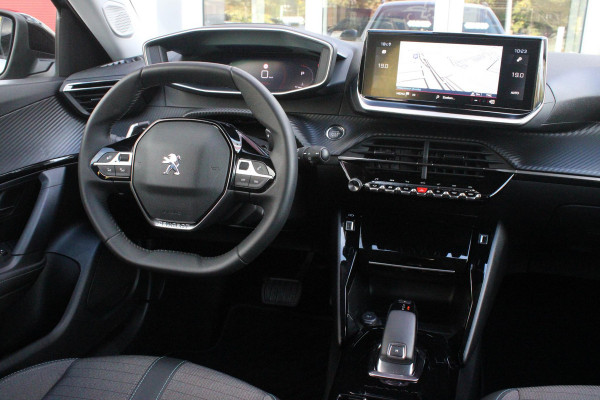 Peugeot 2008 1.2 130PK AUTOMAAT ALLURE PACK | TREKHAAK | NAVIGATIE | APPLE CARPLAY/ANDROID AUTO | ACHTERUITRIJ CAMERA | 3-D COCKPIT | CRUISE CONTROL | CLIMATE CONTROL | LED KOPLAMPEN | LICHTMETALEN VELGEN 17" | NAVIGATIE | DAB+ RADIO |