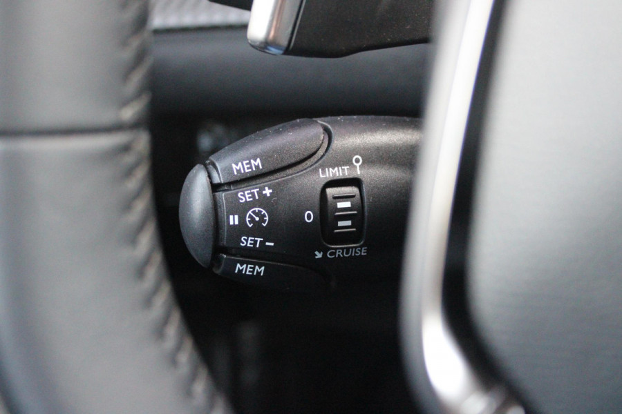 Peugeot 2008 1.2 130PK AUTOMAAT ALLURE PACK | TREKHAAK | NAVIGATIE | APPLE CARPLAY/ANDROID AUTO | ACHTERUITRIJ CAMERA | 3-D COCKPIT | CRUISE CONTROL | CLIMATE CONTROL | LED KOPLAMPEN | LICHTMETALEN VELGEN 17" | NAVIGATIE | DAB+ RADIO |