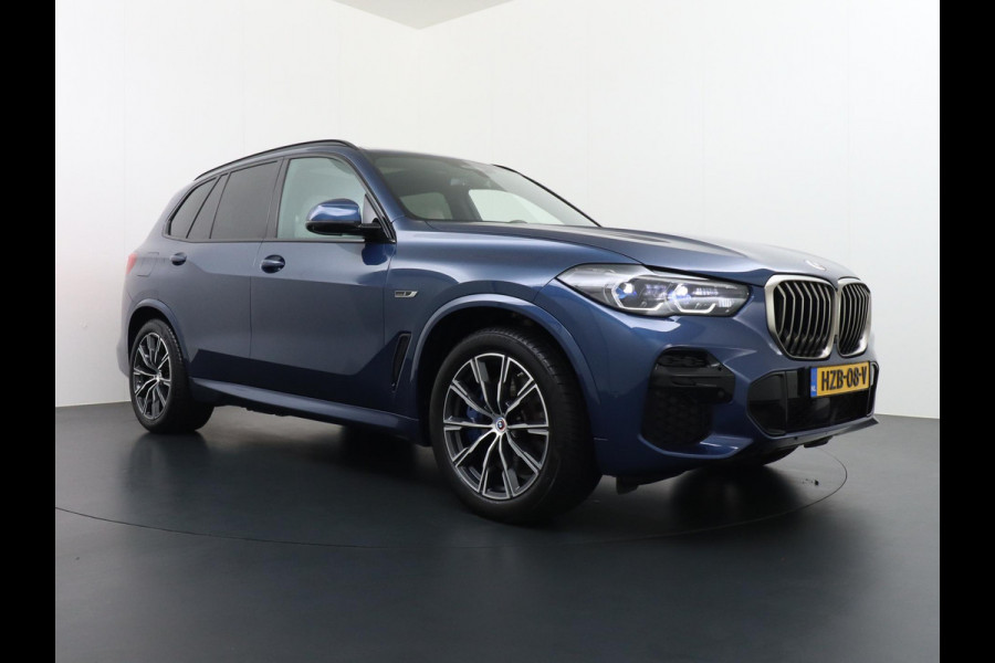 BMW X5 xDrive45e High Executive M SPORT VAN: 69.900,- VOOR: 64.440,- UW HERFSTVOORDEEL: 5.460,- M SPORT MEMORY SEAT | LASER LED | DRIV. ASS. PROFFESIONAL | PANO | 360 CAMERA | LUCHTVERING| ELEK. TREKHAAK | MEGA VOL!