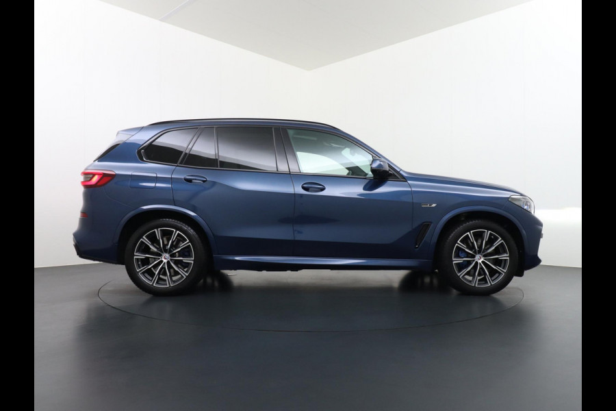 BMW X5 xDrive45e High Executive M SPORT VAN: 69.900,- VOOR: 64.440,- UW HERFSTVOORDEEL: 5.460,- M SPORT MEMORY SEAT | LASER LED | DRIV. ASS. PROFFESIONAL | PANO | 360 CAMERA | LUCHTVERING| ELEK. TREKHAAK | MEGA VOL!