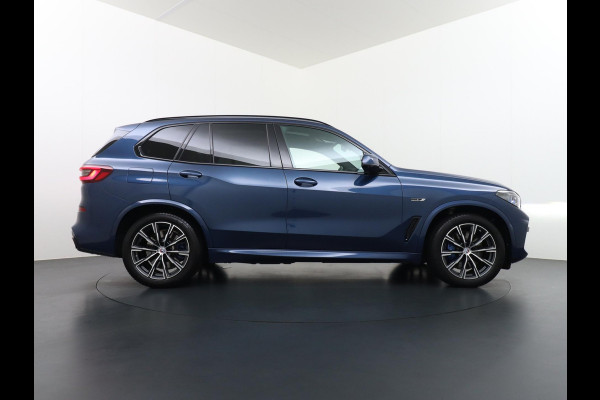 BMW X5 xDrive45e High Executive M SPORT VAN: 69.900,- VOOR: 64.440,- UW HERFSTVOORDEEL: 5.460,- M SPORT MEMORY SEAT | LASER LED | DRIV. ASS. PROFFESIONAL | PANO | 360 CAMERA | LUCHTVERING| ELEK. TREKHAAK | MEGA VOL!