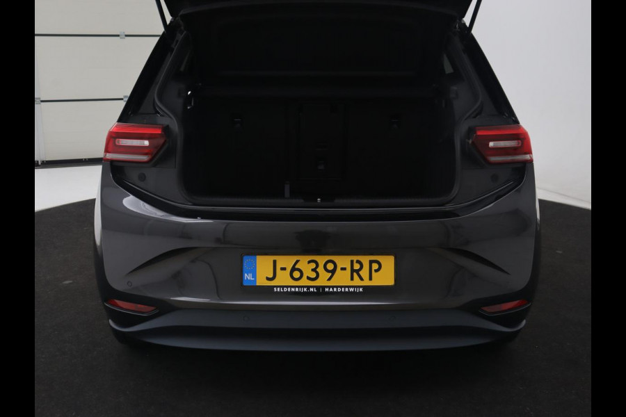 Volkswagen ID.3 First Plus 58 kWh | Automaat | Camera | Stoelverwarming | Climate control | Stuurverwarming | Adaptive cruise | Sfeerverlichting | Navigatie | LMV 19 inch