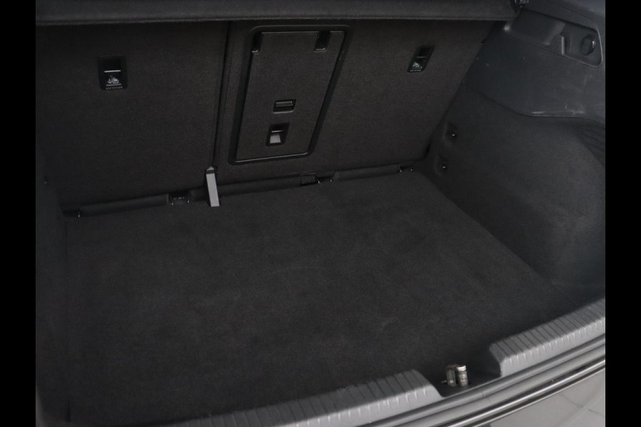 Volkswagen ID.3 First Plus 58 kWh | Automaat | Camera | Stoelverwarming | Climate control | Stuurverwarming | Adaptive cruise | Sfeerverlichting | Navigatie | LMV 19 inch