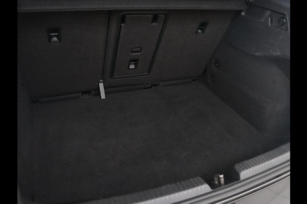 Volkswagen ID.3 First Plus 58 kWh | Automaat | Camera | Stoelverwarming | Climate control | Stuurverwarming | Adaptive cruise | Sfeerverlichting | Navigatie | LMV 19 inch