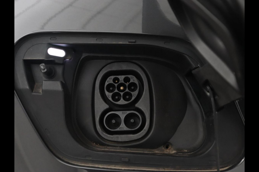 Volkswagen ID.3 First Plus 58 kWh | Automaat | Camera | Stoelverwarming | Climate control | Stuurverwarming | Adaptive cruise | Sfeerverlichting | Navigatie | LMV 19 inch