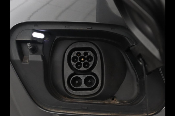 Volkswagen ID.3 First Plus 58 kWh | Automaat | Camera | Stoelverwarming | Climate control | Stuurverwarming | Adaptive cruise | Sfeerverlichting | Navigatie | LMV 19 inch