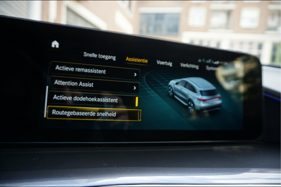 Mercedes-Benz EQC 400 4MATIC AMG Line Premium Plus 80 kWh | BTW | Adaptive Cruise | Lane Departure | 21inch | Sfeerverlichting | Mercedes garantie 04/2026 | Topstaat