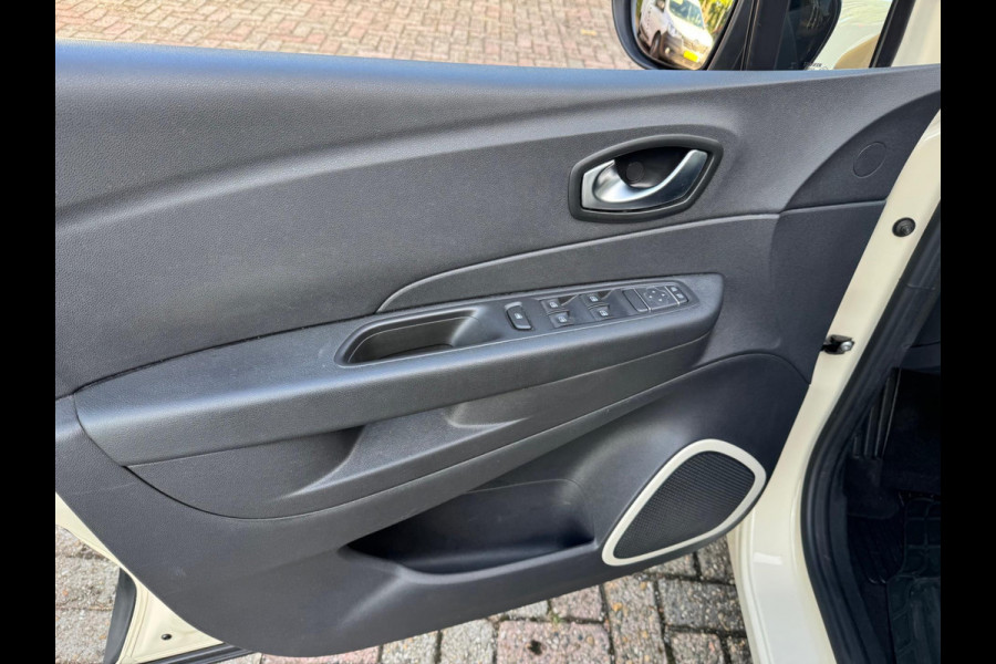 Renault Captur TCe 90 Life / Navi / LM velgen / Parkeersensoren Renault Captur TCe 90 Life / Navi / LM velgen / Parkeersensoren