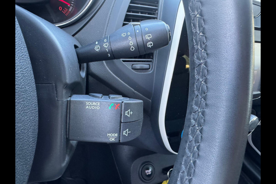 Renault Captur TCe 90 Life / Navi / LM velgen / Parkeersensoren Renault Captur TCe 90 Life / Navi / LM velgen / Parkeersensoren