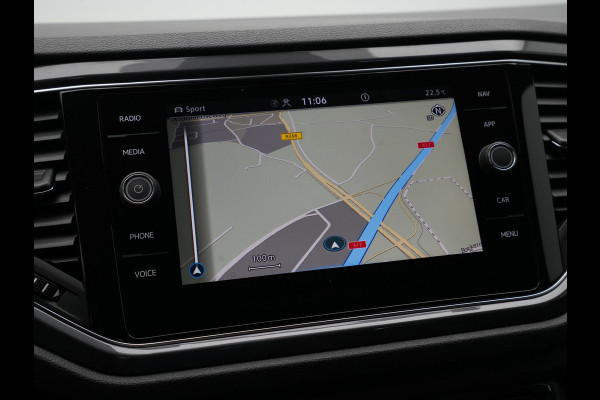 Volkswagen T-Roc 1.5 TSI 150pk DSG R-Line Business Navigatie Carplay Camera 19" velgen Trekhaak Keyless 173