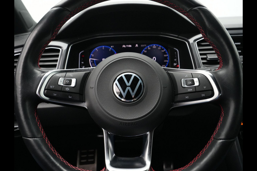 Volkswagen T-Roc 1.5 TSI 150pk DSG R-Line Business Navigatie Carplay Camera 19" velgen Trekhaak Keyless 173