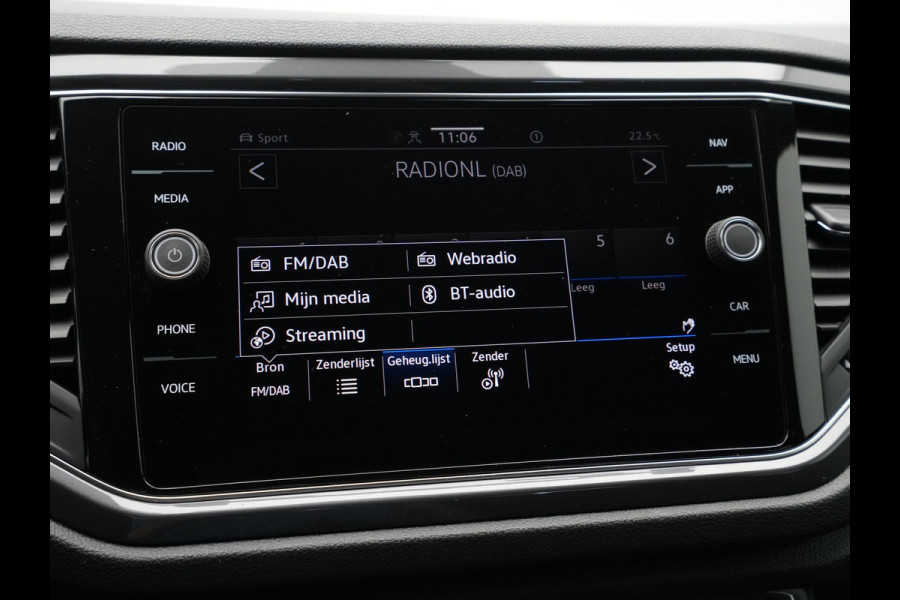 Volkswagen T-Roc 1.5 TSI 150pk DSG R-Line Business Navigatie Carplay Camera 19" velgen Trekhaak Keyless 173