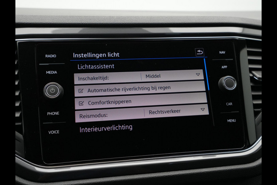 Volkswagen T-Roc 1.5 TSI 150pk DSG R-Line Business Navigatie Carplay Camera 19" velgen Trekhaak Keyless 173