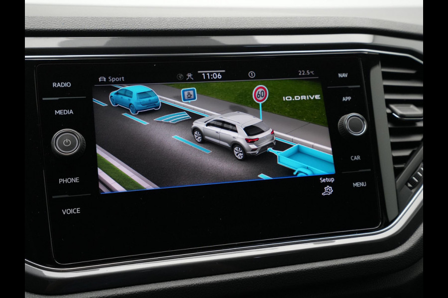 Volkswagen T-Roc 1.5 TSI 150pk DSG R-Line Business Navigatie Carplay Camera 19" velgen Trekhaak Keyless 173