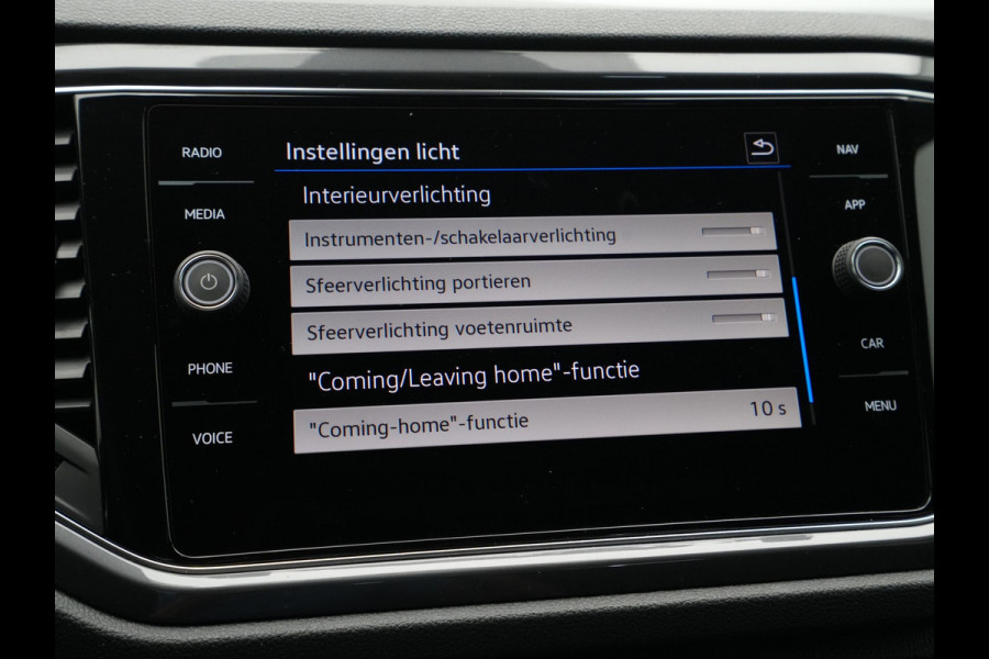 Volkswagen T-Roc 1.5 TSI 150pk DSG R-Line Business Navigatie Carplay Camera 19" velgen Trekhaak Keyless 173