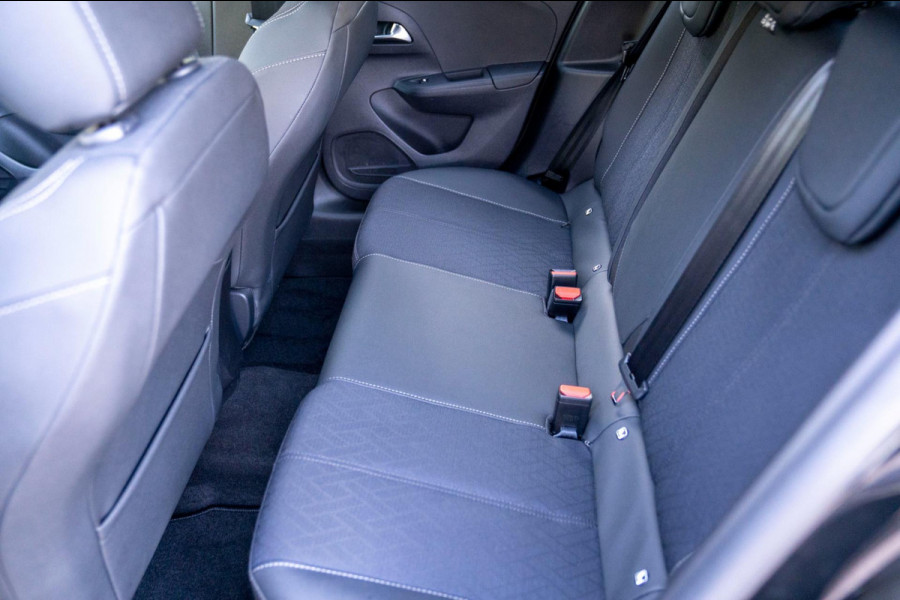 Opel Corsa 1.2 Level 4 | Prijs rijklaar incl. 12 mnd garantie | Glazen dak Stoel/stuurverwarming Carplay Lmv 17"