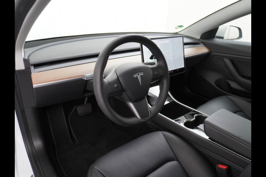 Tesla Model 3 Long Range AWD 75kWh Soh 89% Lmv 19" Navi Ecc Leder Panoramadak Adaptive Cruise Control Autopilot Elek.Stoelen+Verwarmd+Memory Premium Audio 4WD Privacy Glas Fabrieksgarantie op Accu en motor tot 24-08-2028 1e Eigenaar Origineel Nederlandse Auto