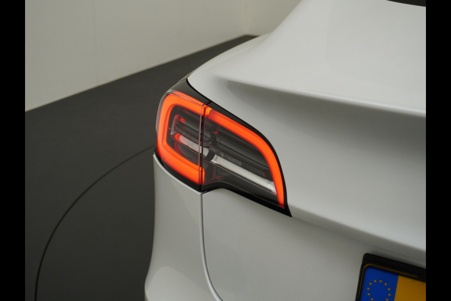 Tesla Model 3 Long Range AWD 75kWh Soh 89% Lmv 19" Navi Ecc Leder Panoramadak Adaptive Cruise Control Autopilot Elek.Stoelen+Verwarmd+Memory Premium Audio 4WD Privacy Glas Fabrieksgarantie op Accu en motor tot 24-08-2028 1e Eigenaar Origineel Nederlandse Auto
