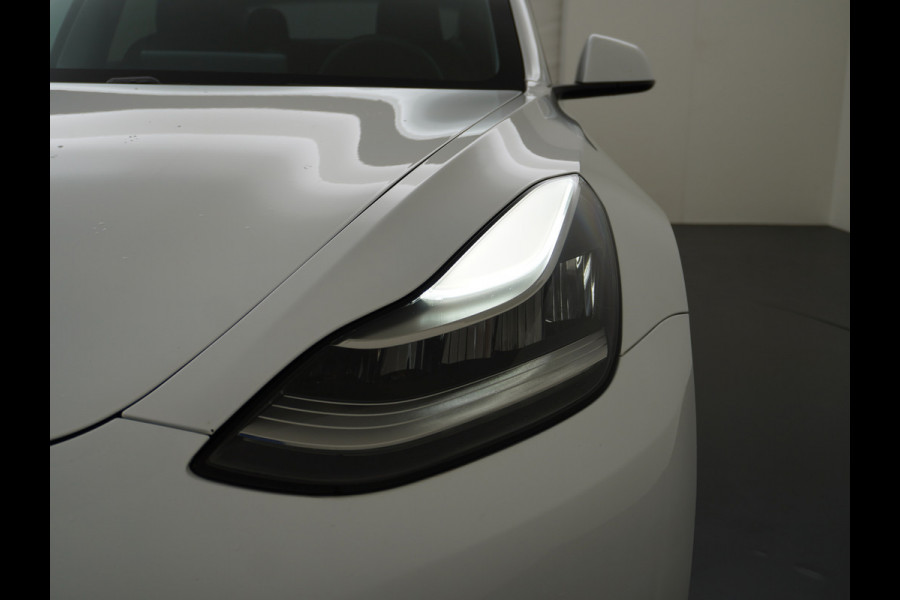 Tesla Model 3 Long Range AWD 75kWh Soh 89% Lmv 19" Navi Ecc Leder Panoramadak Adaptive Cruise Control Autopilot Elek.Stoelen+Verwarmd+Memory Premium Audio 4WD Privacy Glas Fabrieksgarantie op Accu en motor tot 24-08-2028 1e Eigenaar Origineel Nederlandse Auto