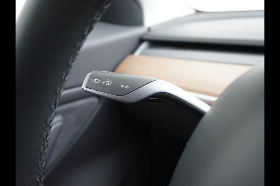 Tesla Model 3 Long Range AWD 75kWh Soh 89% Lmv 19" Navi Ecc Leder Panoramadak Adaptive Cruise Control Autopilot Elek.Stoelen+Verwarmd+Memory Premium Audio 4WD Privacy Glas Fabrieksgarantie op Accu en motor tot 24-08-2028 1e Eigenaar Origineel Nederlandse Auto