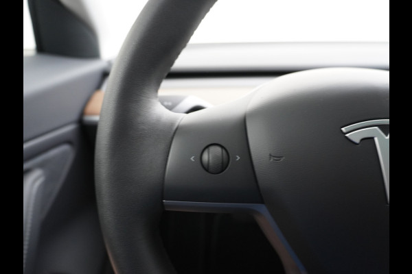Tesla Model 3 Long Range AWD 75kWh Soh 89% Lmv 19" Navi Ecc Leder Panoramadak Adaptive Cruise Control Autopilot Elek.Stoelen+Verwarmd+Memory Premium Audio 4WD Privacy Glas Fabrieksgarantie op Accu en motor tot 24-08-2028 1e Eigenaar Origineel Nederlandse Auto