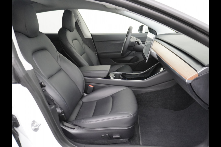 Tesla Model 3 Long Range AWD 75kWh Soh 89% Lmv 19" Navi Ecc Leder Panoramadak Adaptive Cruise Control Autopilot Elek.Stoelen+Verwarmd+Memory Premium Audio 4WD Privacy Glas Fabrieksgarantie op Accu en motor tot 24-08-2028 1e Eigenaar Origineel Nederlandse Auto