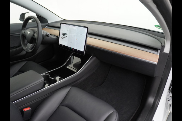 Tesla Model 3 Long Range AWD 75kWh Soh 89% Lmv 19" Navi Ecc Leder Panoramadak Adaptive Cruise Control Autopilot Elek.Stoelen+Verwarmd+Memory Premium Audio 4WD Privacy Glas Fabrieksgarantie op Accu en motor tot 24-08-2028 1e Eigenaar Origineel Nederlandse Auto