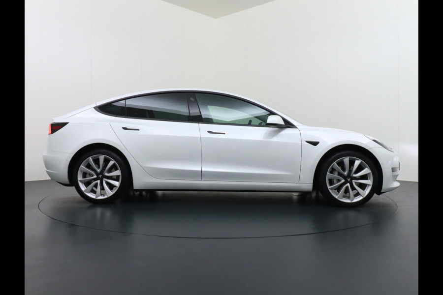 Tesla Model 3 Long Range AWD 75kWh Soh 89% Lmv 19" Navi Ecc Leder Panoramadak Adaptive Cruise Control Autopilot Elek.Stoelen+Verwarmd+Memory Premium Audio 4WD Privacy Glas Fabrieksgarantie op Accu en motor tot 24-08-2028 1e Eigenaar Origineel Nederlandse Auto