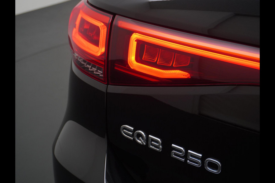 Mercedes-Benz EQB 250 AMG Line 7p. 67 kWh SOH 96% PANORAMADAK | ELECTR STOELEN+geheugen | AMBILIGHT | ADAPTIVE CRUISE | HEAD UP | MEGA COMPLEET! Mercedes-Benz EQB 250 AMG Line 7p. 67 kWh SOH 96% PANORAMADAK | ELECTR STOELEN+geheugen | AMBILIGHT | ADAPTIVE CRUISE | HEAD UP | MEGA COMPLEET!