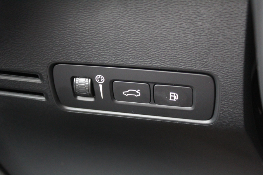 Volvo XC40 1.5 T4 Plug-in hybrid Plus Dark | Trekhaak | H/K | Pilot Assist | Memory | Navigatie | 360 Camera